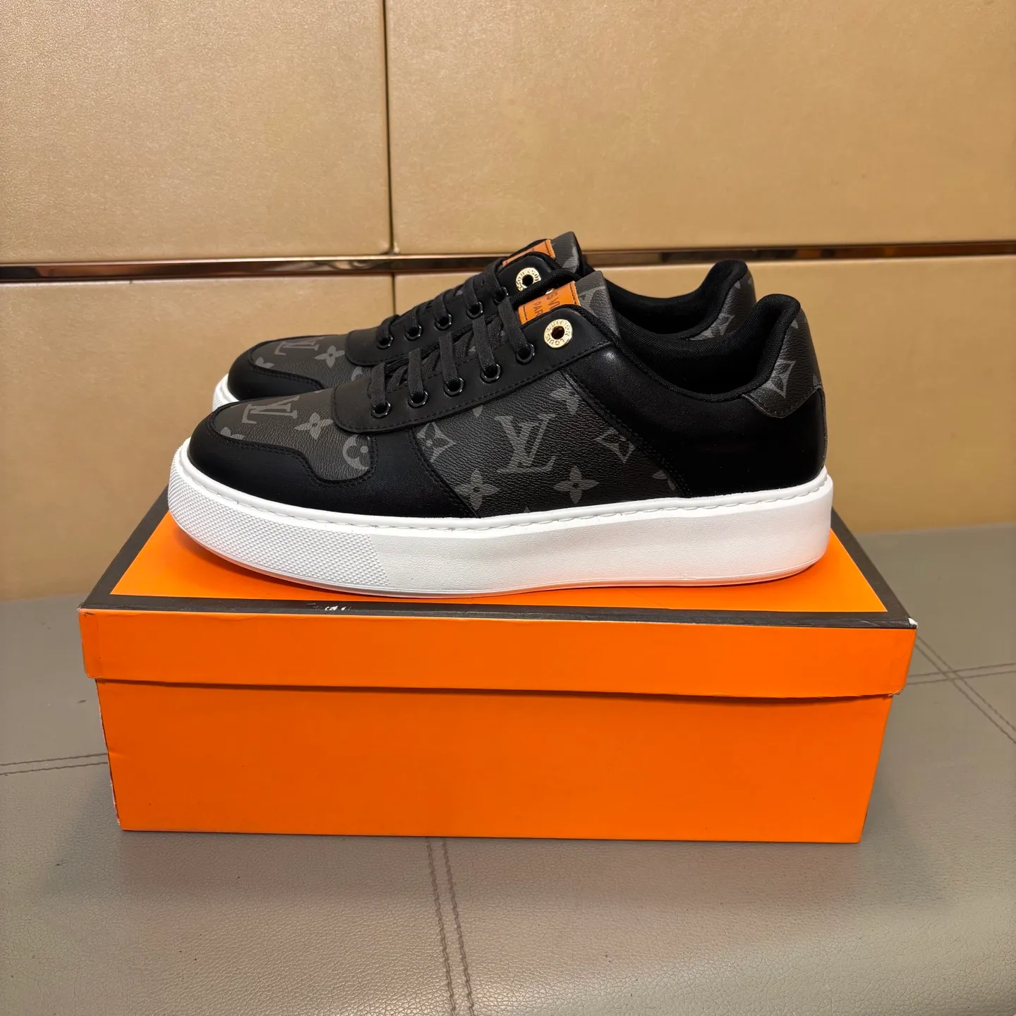 Men's shoes P400 🔆🔆👉【LV Louis Vuitton】The latest men's casual and fashionable men's shoes👟Best for all seasons💥Simple and elegant style, exclusive for trendy men, unique latest brand elements👑High-quality imported printed leather upper + cowhide, pigskin feet, fashionable and generous✅wear-resistant rubber outsole! Actual shooting🎬38-44
